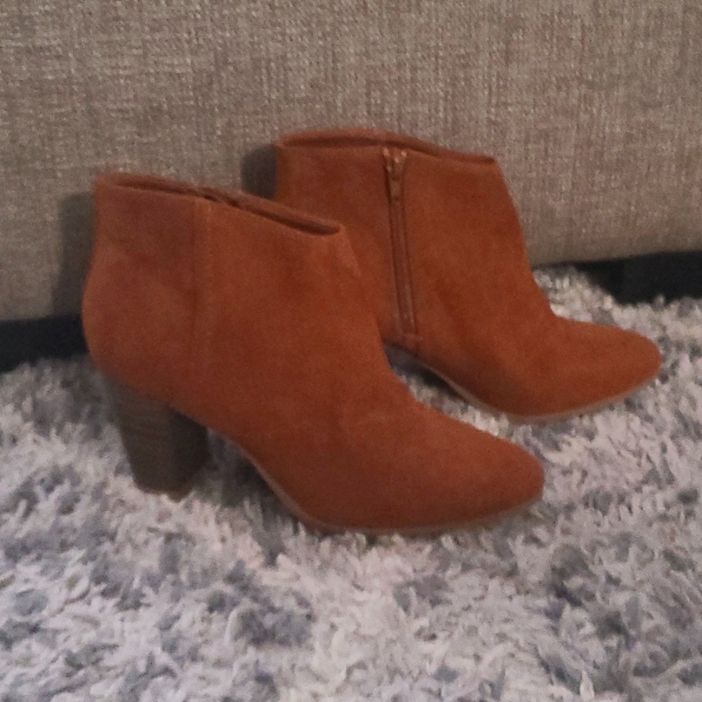 Old Navy booties Size 9